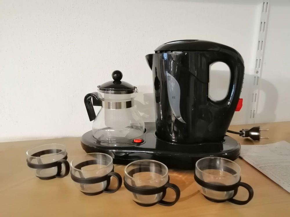 Neuer Wasserkocher mit 4 Tassen und Kanne